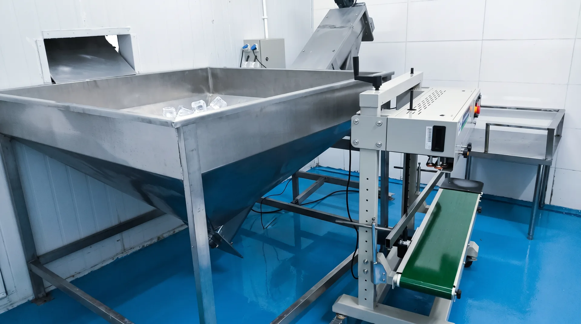 Funil de gelo em inox ao lado da seladora de sacos